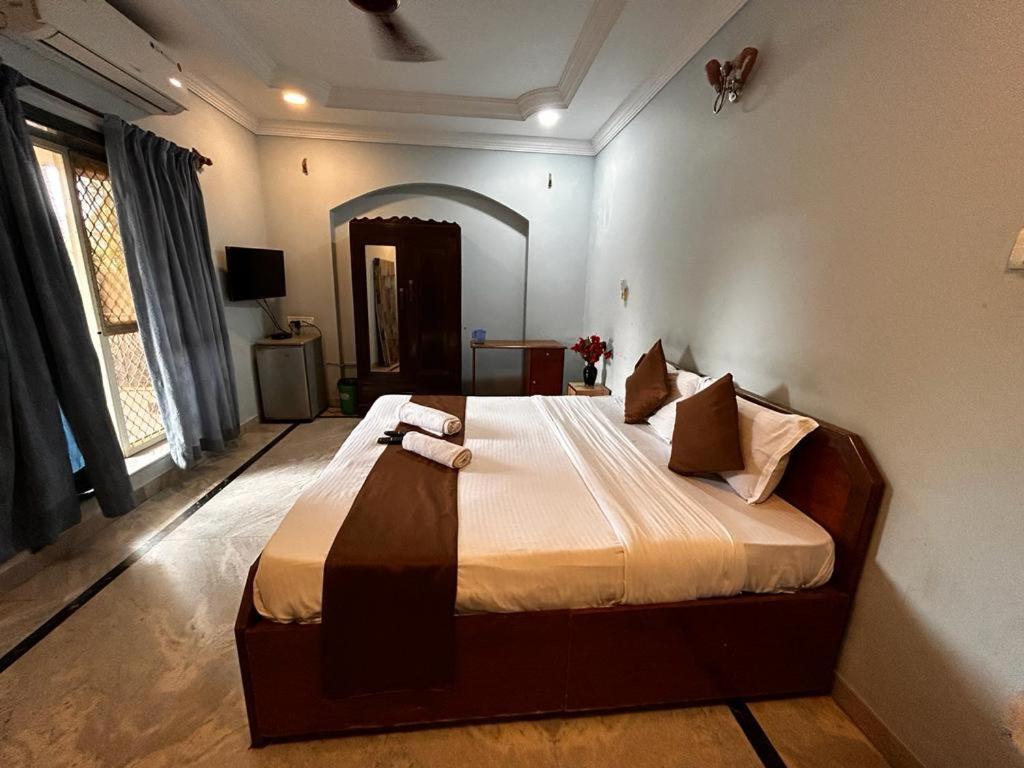 Empire Hotel 2*